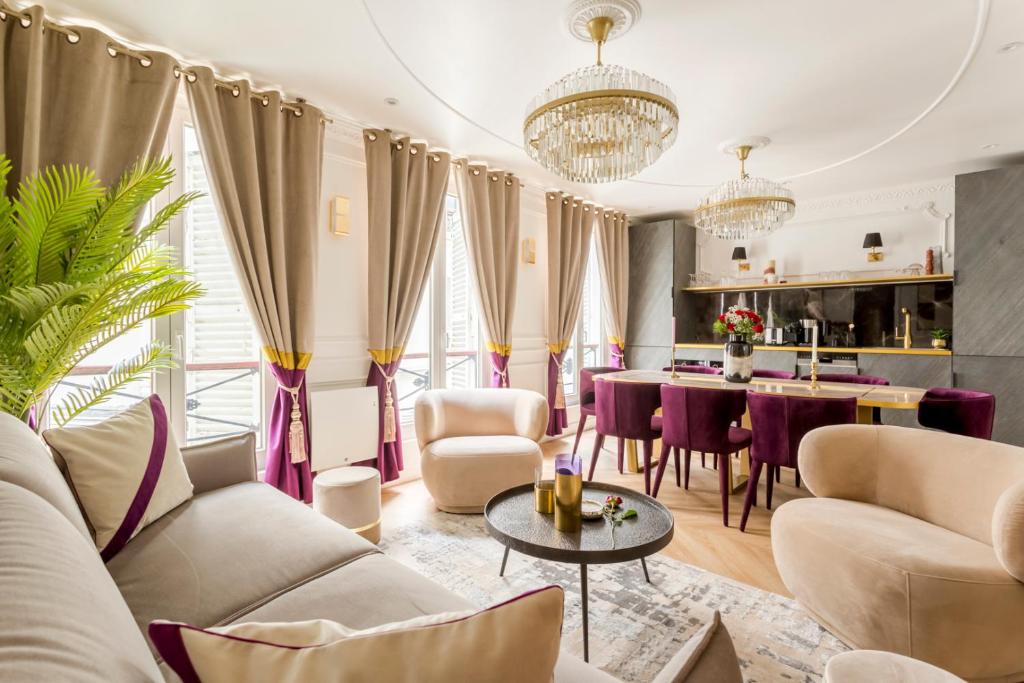 巴黎Luxury 3 Bedroom & 3 Bathroom - Champs Elysees & Louvre的客厅配有沙发和桌子