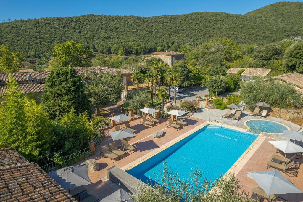 昂迪兹Logis Hôtel Restaurant Le Pradinas的享有带游泳池的度假村的空中景致