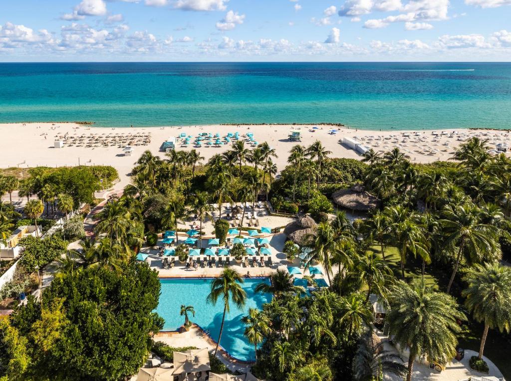 迈阿密海滩棕榈树Spa酒店的蓬塔卡纳高级度假村享有海滩的空中景致