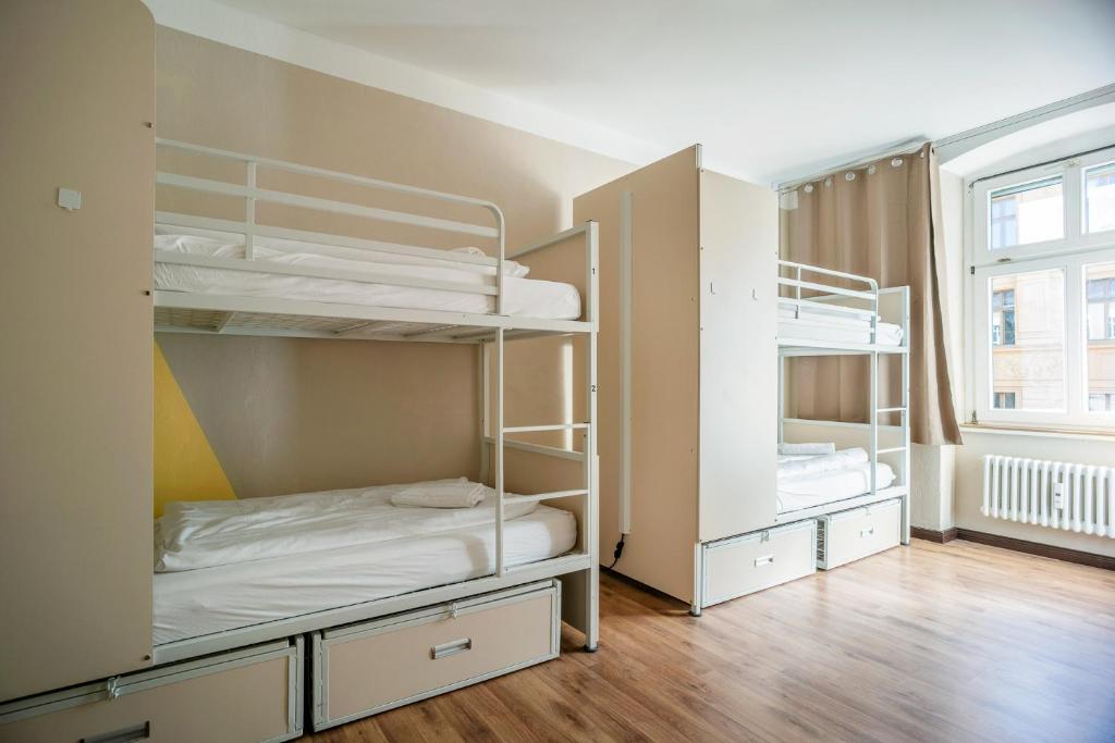 柏林EastSeven Berlin Hostel的客房设有两张双层床和一扇窗户。