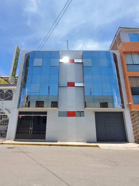 El PuenteHotel Real San Pedro的一面是一座带玻璃窗的建筑
