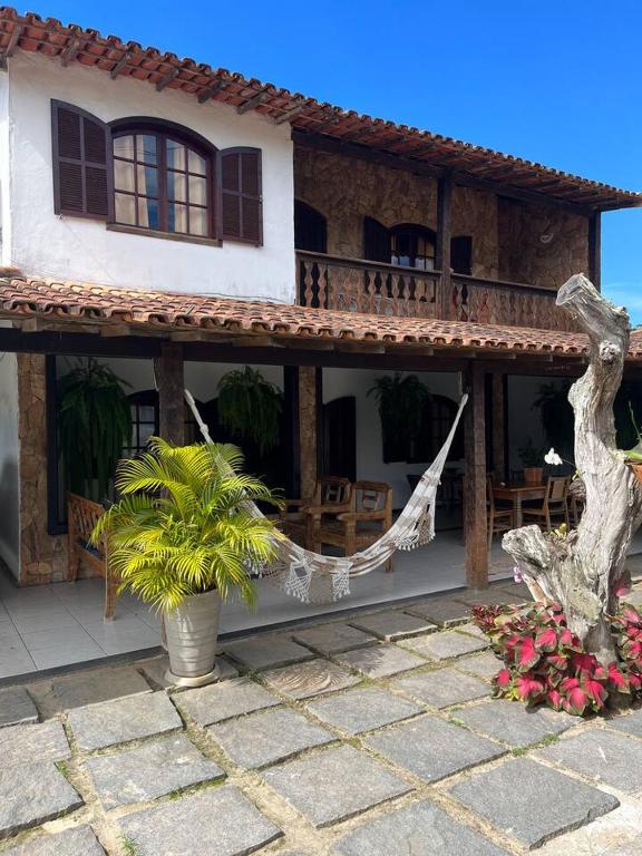 布希奥斯Casa Canto da Serra的房屋前方设有吊床