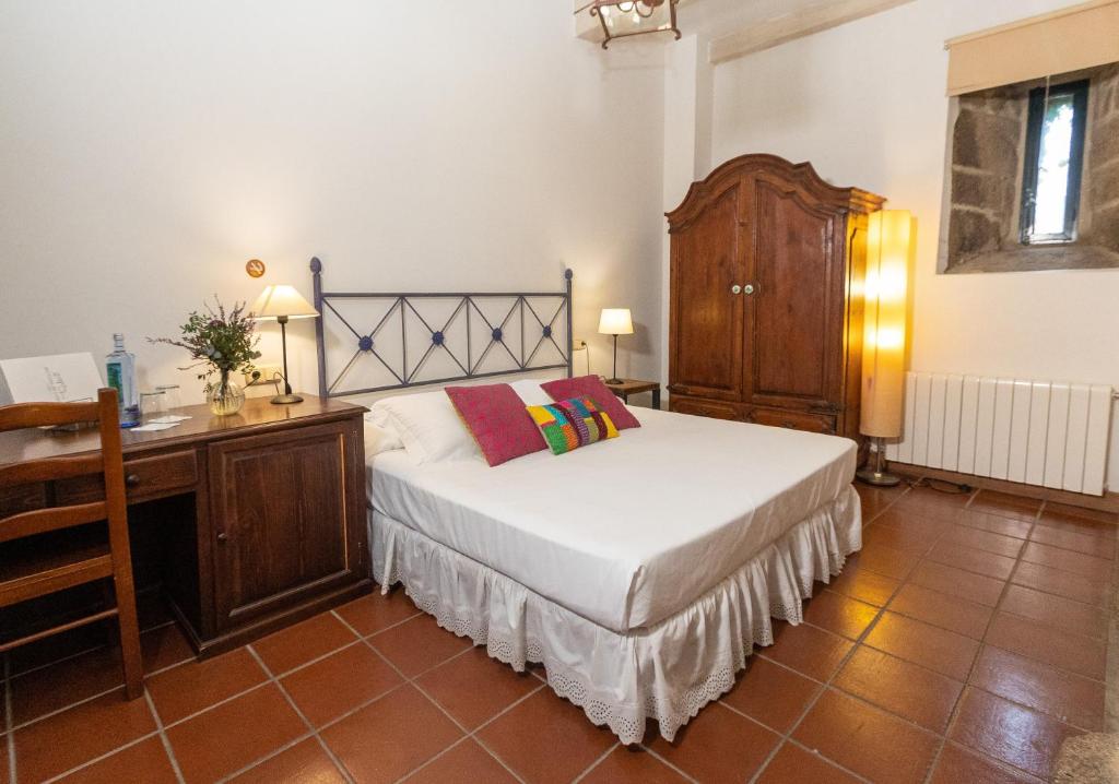 圣阿德里安德科夫雷斯雷克多罗科布1729酒店的一间卧室配有一张床、梳妆台和书桌