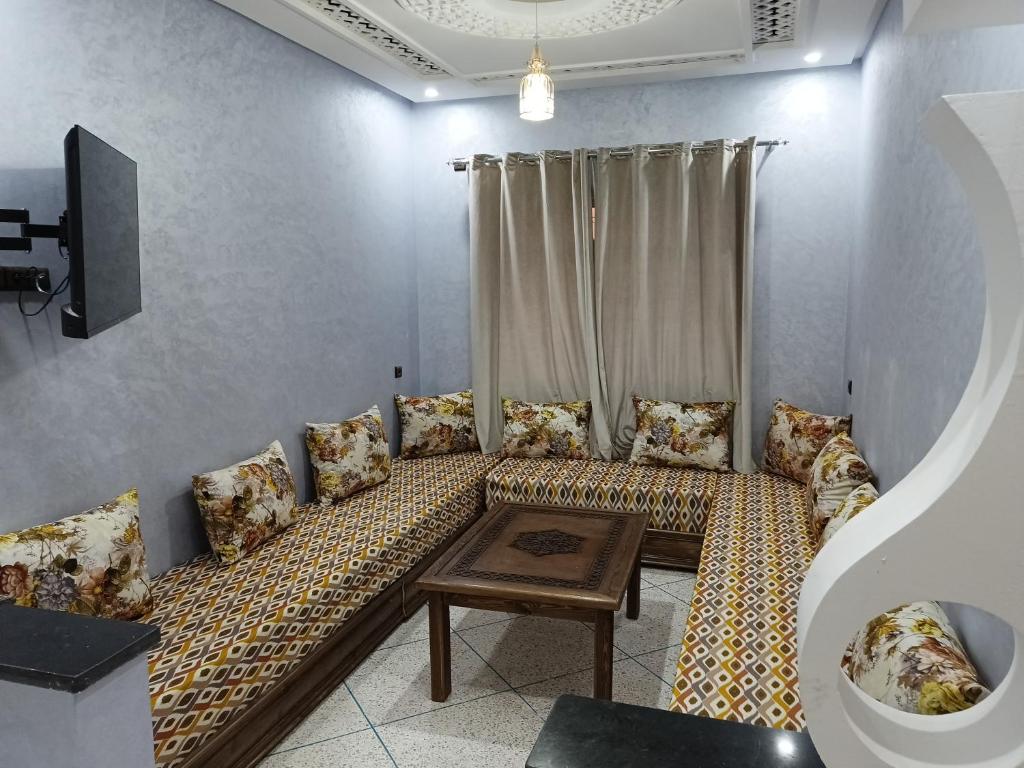 瓦尔扎扎特Residence Adnan luxury Appartments的客房设有带枕头的沙发和桌子。