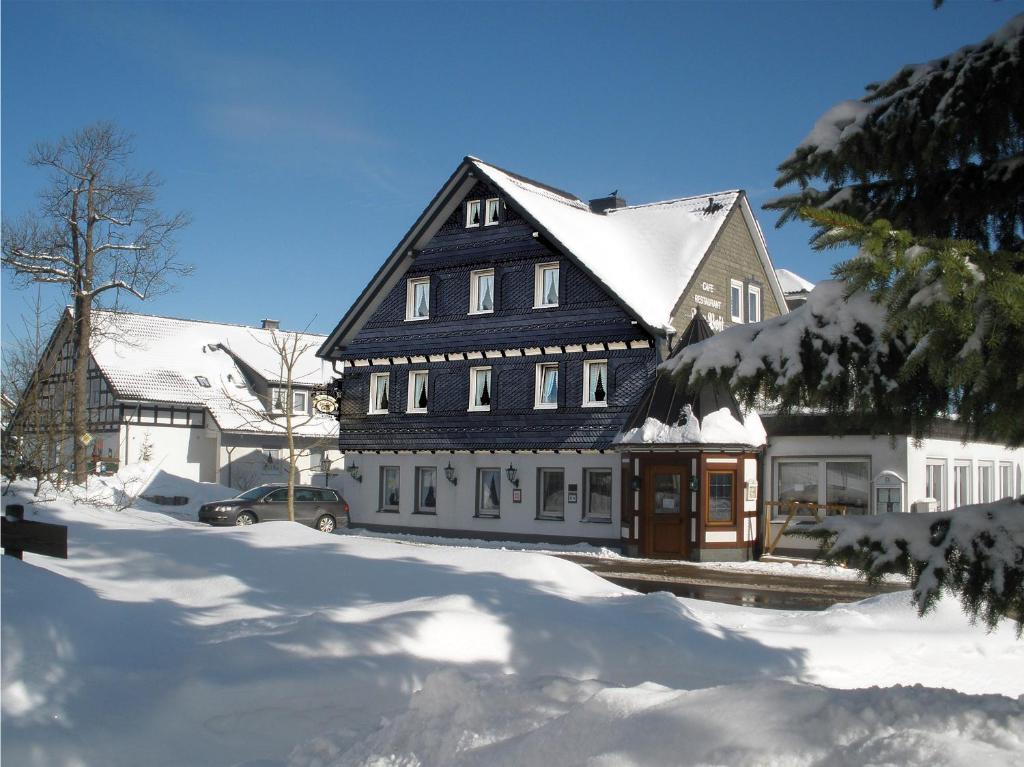 温特贝格波斯特乡村酒店的雪中一座黑白的大房子
