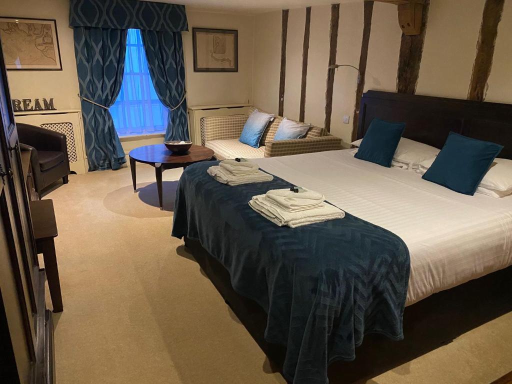 哈里奇Samuel Pepys的酒店客房配有一张带蓝色枕头的大床
