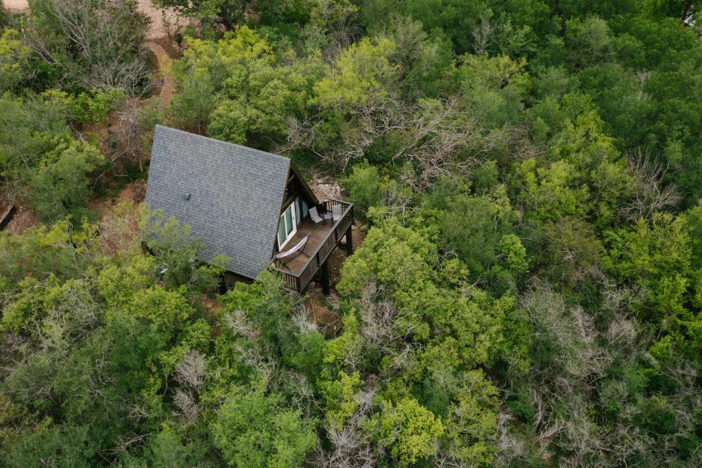 新布朗费尔斯The Maverick: A-Frame w/ Hammock and Tree Top View的树林中小房子的空中景色