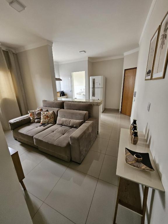 帕图斯迪米纳斯Apartamento Completo - Algarve 203 e 204的客厅配有沙发和桌子