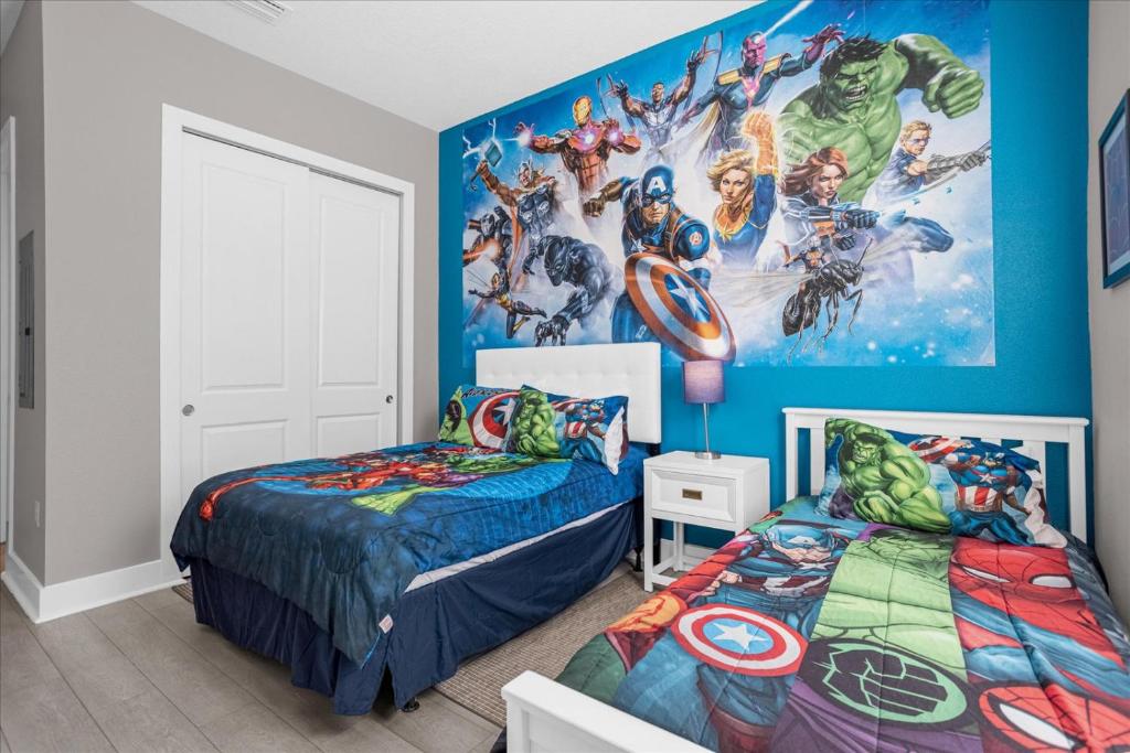 奥兰多Magical Vacation Home 3 min from Disney的一间卧室设有两张床和奇妙的壁画