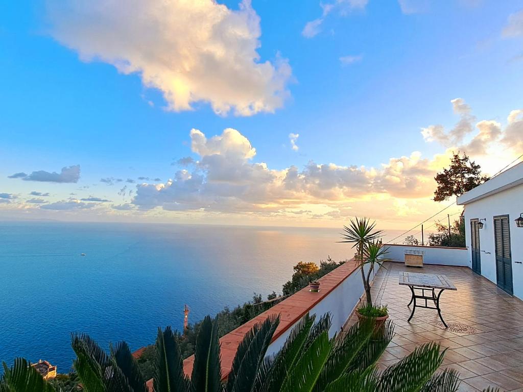 弗洛里"CASALENA" Villa a Furore Amalfi coast con grande terrazzo e vista sul MARE的阳台享有海景。