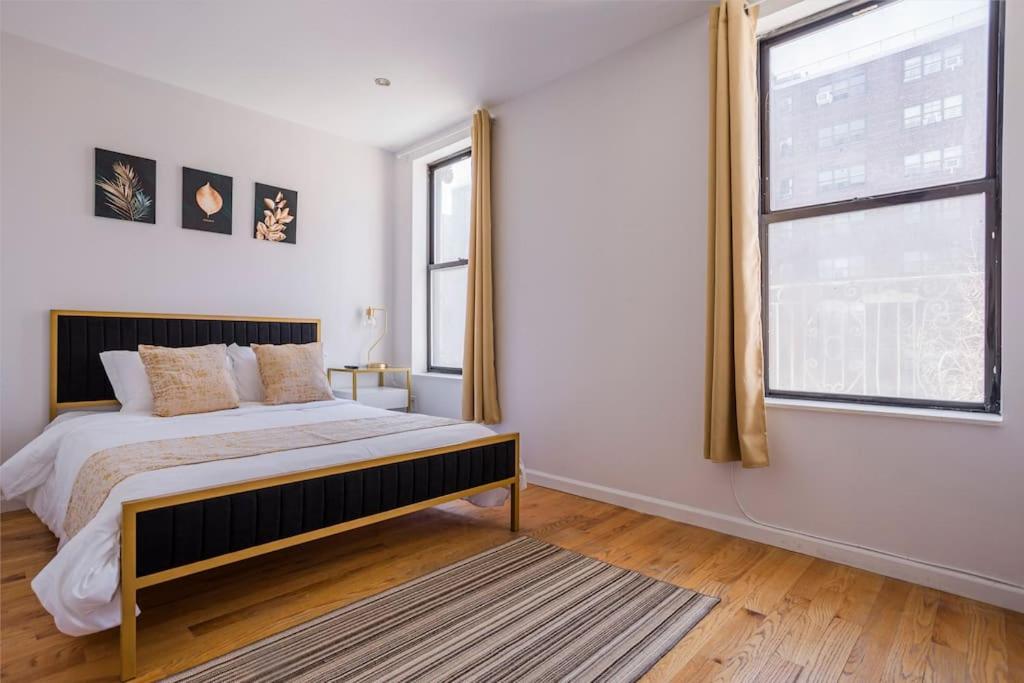 5-Bedroom NYC Apartment客房内的一张或多张床位