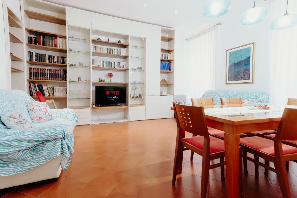的里雅斯特Al Castello di San Giusto free garage的客厅配有桌椅和沙发