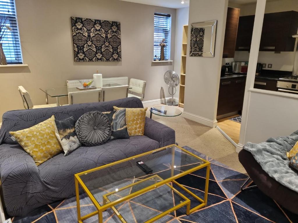 伯明翰Apartment In Birmingham New Street的客厅配有沙发和桌子
