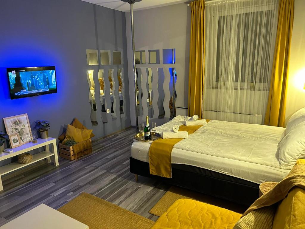 毛科7 days Apartment的一间卧室配有一张床和一台电视。