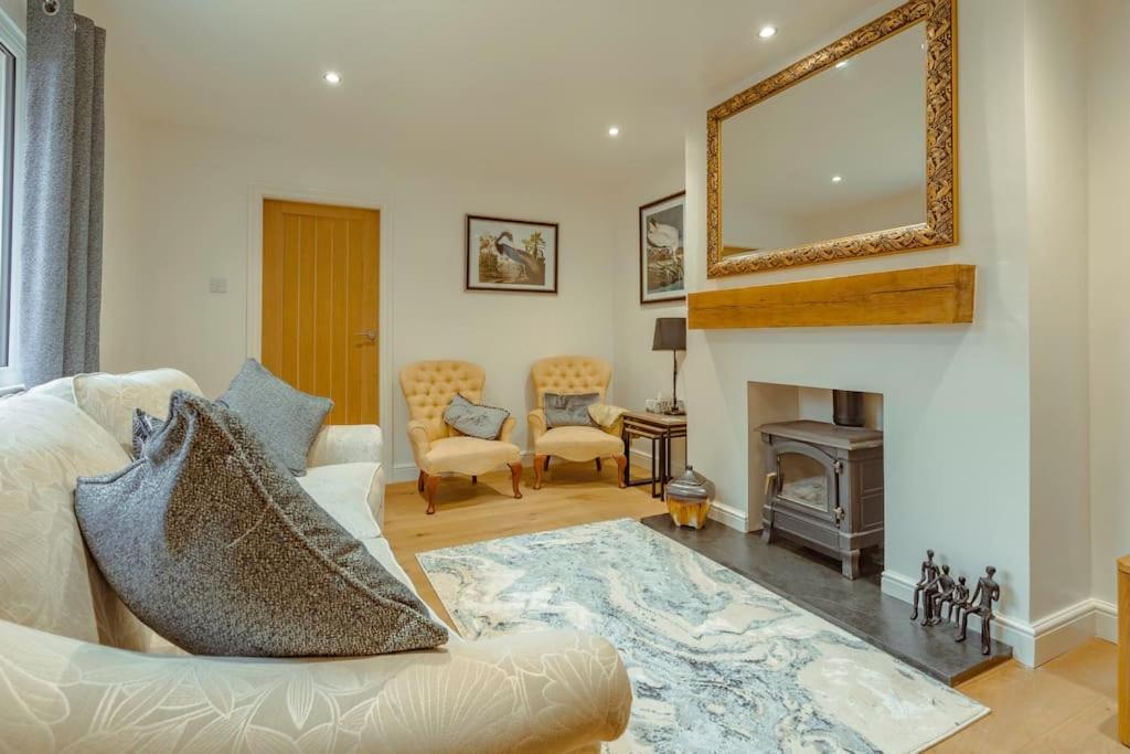 勒德洛Branlea - In the Heart of Ludlow的客厅配有白色沙发和壁炉