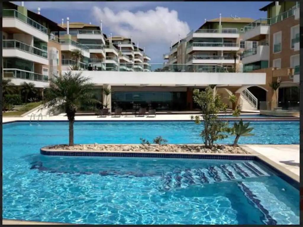 弗洛里亚诺波利斯Praia do Santinho, de frente para mar的部分公寓大楼前的游泳池