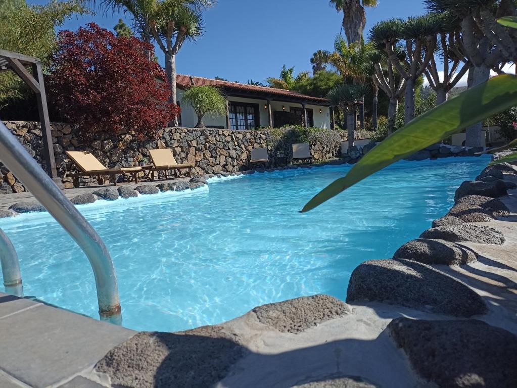 洛斯·亚诺斯·德·阿里丹EL PEDRAL的度假村内的一个蓝色海水游泳池