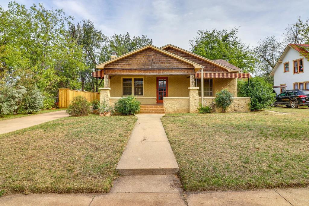 阿比林Centrally Located Abilene Abode 2 Mi to Downtown!的一条有车道的小黄色房子