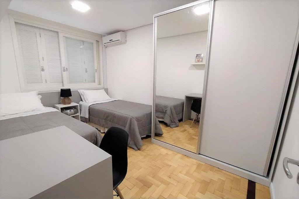 里约热内卢CASA 2 QUARTOS的一间小卧室,配有两张床和镜子