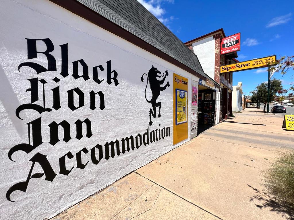 布罗肯希尔Black Lion Inn Hotel的建筑物一侧的标志