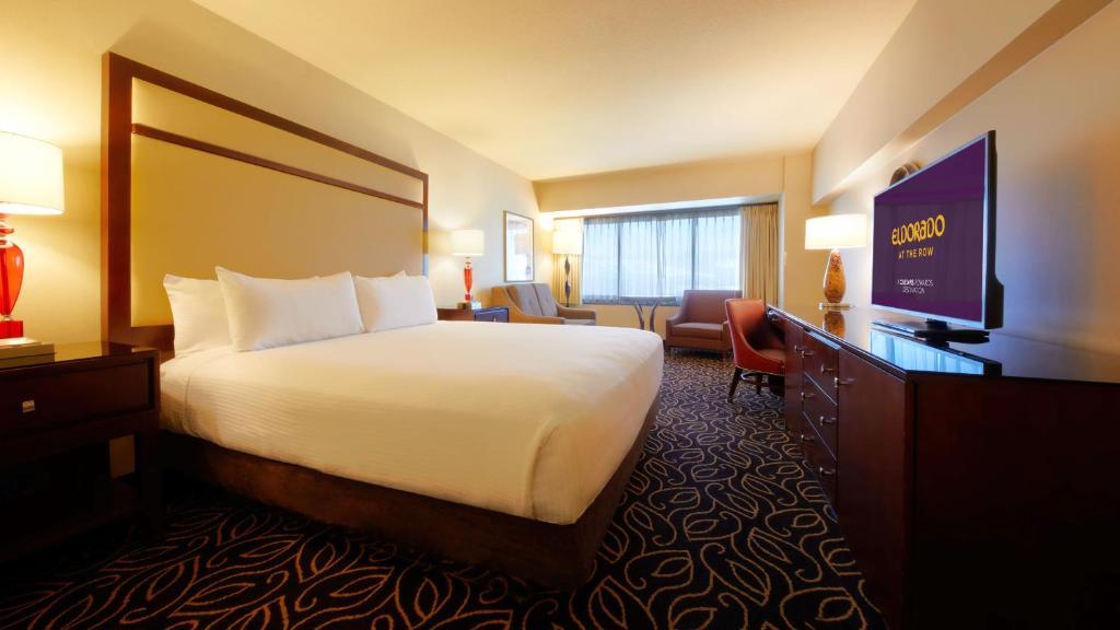 里诺德洛埃尔多拉多赌场度假村酒店的配有一张床和一台平面电视的酒店客房
