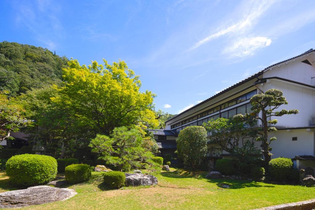 丰冈市常磐别馆的前面有花园的建筑