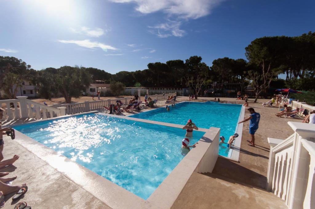 罗迪-加尔加尼科Villaggio Lido Del Mare的一座大型游泳池,里面的人都沉浸在水中