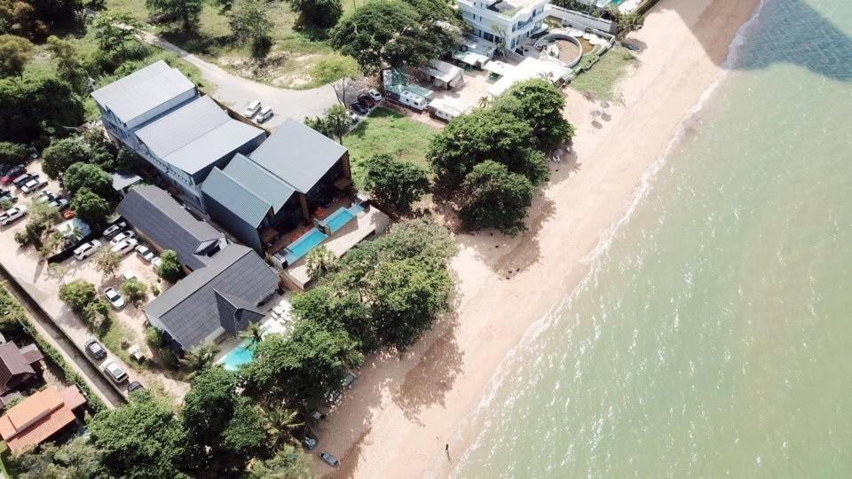 纳仲天Dojo poolvilla beach resort - private beach villa-的海滩上房屋的空中景致