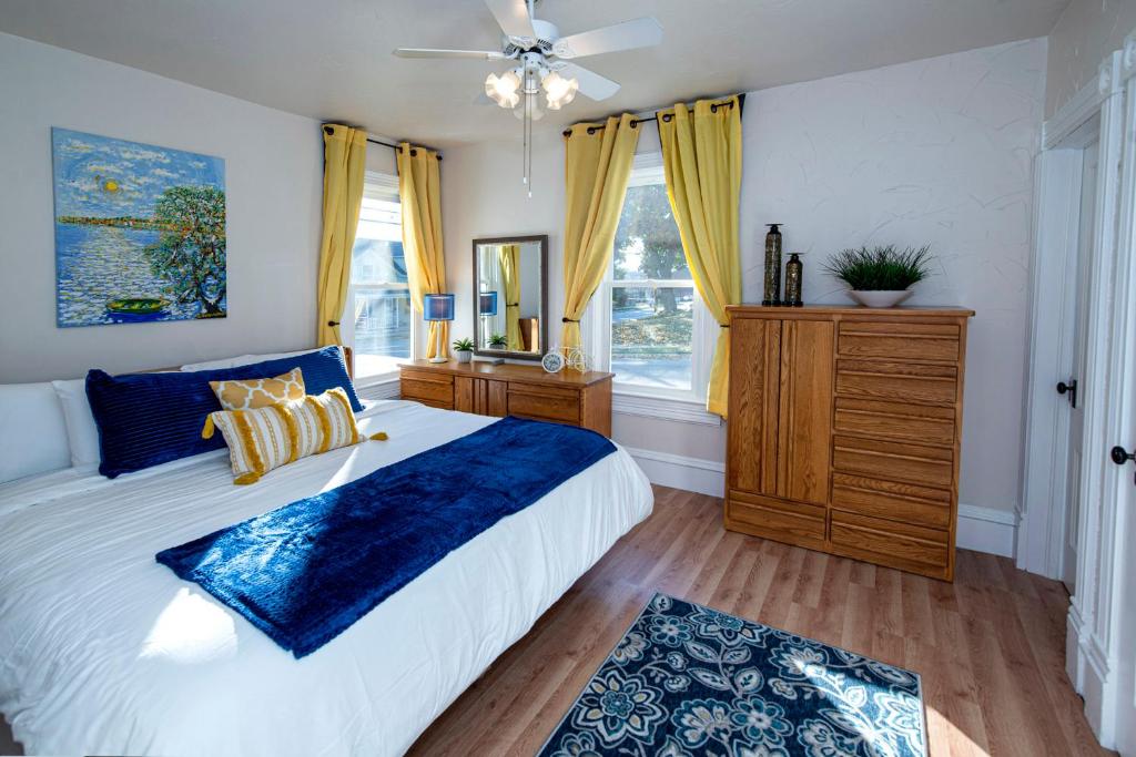 HartfordVintage downtown flat near Holy Hill, Golf &Ski的一间卧室设有一张大床和一个窗户。