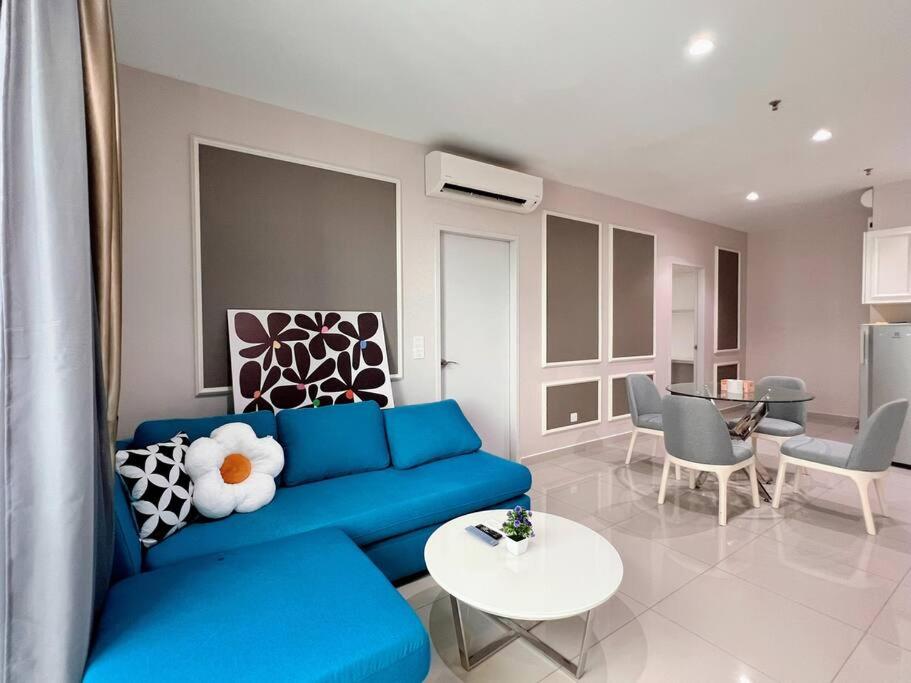 莎阿南Homely 2BR, Free Carpark @ Direct Link Central Mall, SOGO, Theme Park的客厅配有蓝色的沙发和桌子