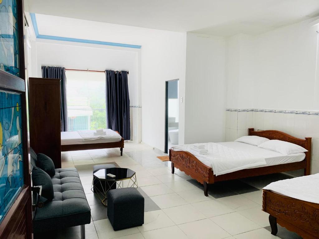 Bình ThủyKhách Sạn Homesaty KV2的一间带两张床和一张沙发的客厅