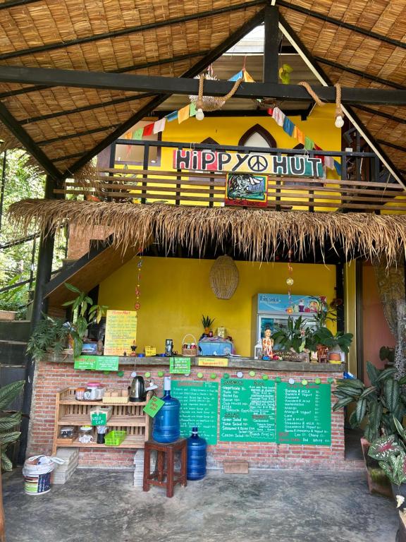 象岛Hippy Hut Koh Chang的快餐店,设有快乐的酒窖餐厅