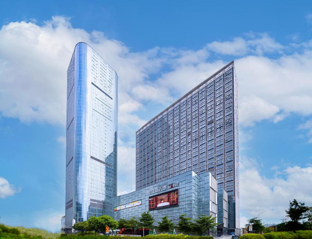 广州广州丽途国际公寓酒店（海珠合生新天地店）的一座高大的玻璃建筑,天空