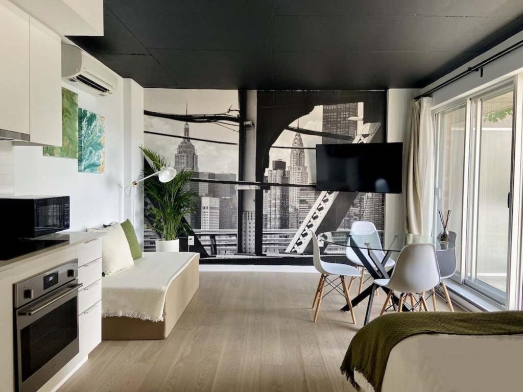 蒙特利尔Appartement condo avec terrasse privée dans le Quartier des Spectacles的一间享有城市美景的客厅