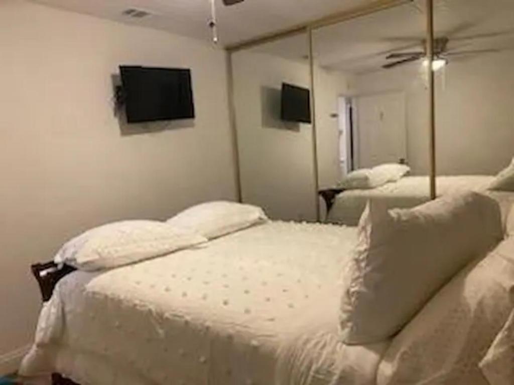 里亚托Private Room的卧室配有一张带镜子的白色床