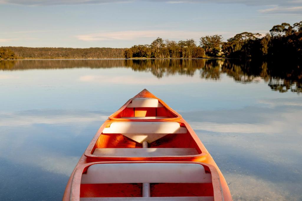 伯马吉BIG4 Wallaga Lake Holiday Park的湖上的红白船