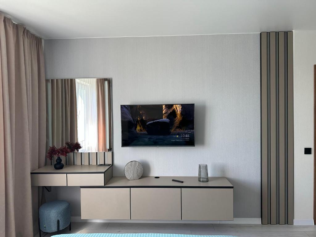 基辅Квартира з неймовірним краєвидом的客厅的墙上配有电视