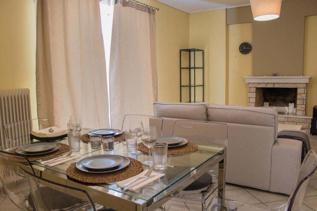 雅典Gtrip Ellinikon Experience Apartment - 31506的客厅配有桌子和沙发