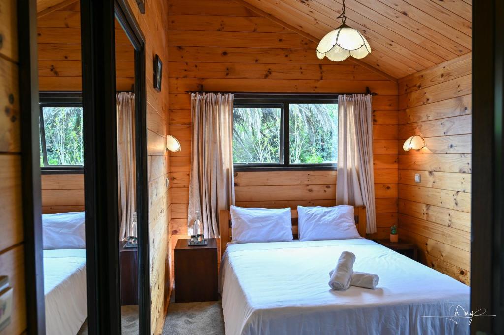 奥克兰Sunny Beachview Homestay Auckland的小木屋内一间卧室,配有两张床