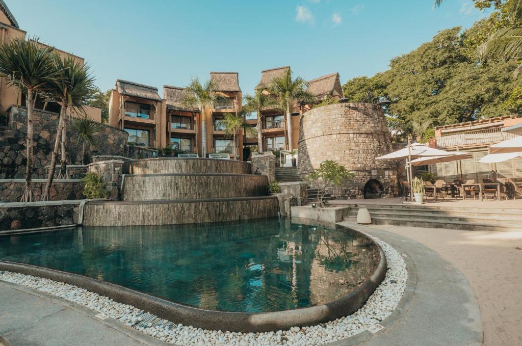 弗利康弗拉克塔马兰高尔夫&Spa精品酒店的度假村中央的游泳池