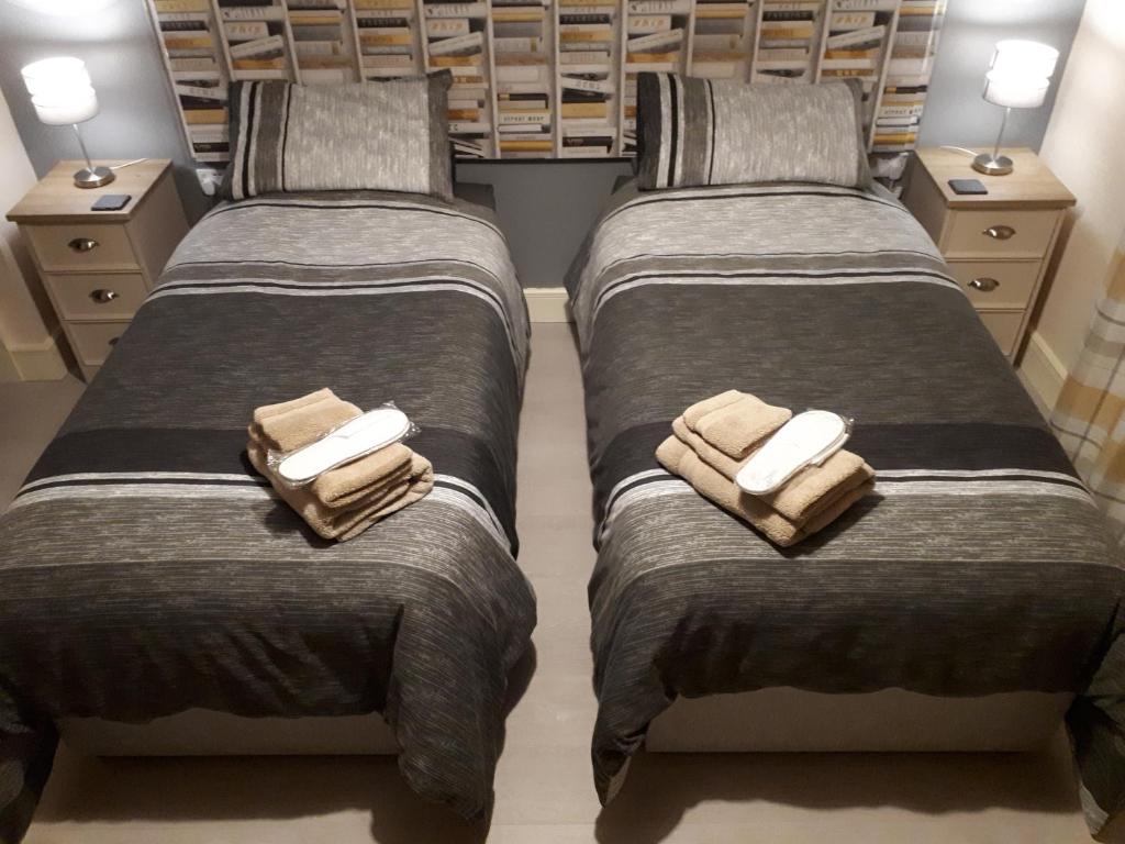 百利科内尔SWIFT HALF的卧室内两张并排的床