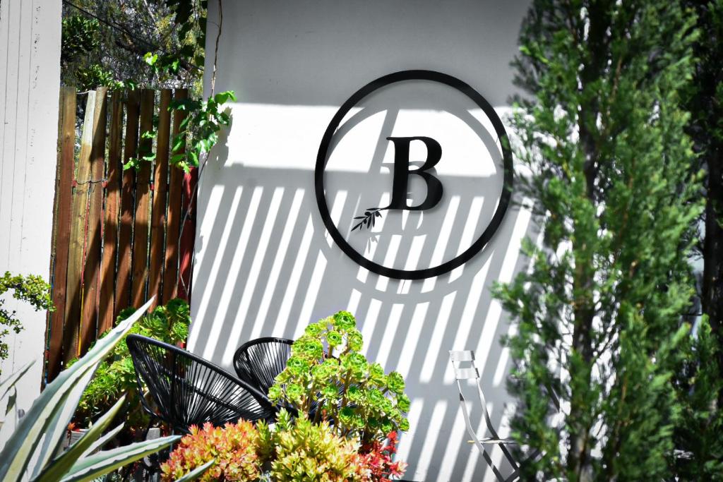 博福特西Beautiful Betty B&B的房屋一侧的字母b标志