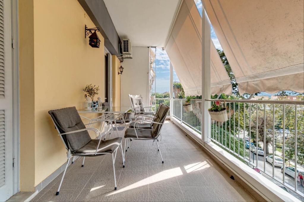 科孚镇Bella Venezia Residence的阳台的用餐室配有桌椅