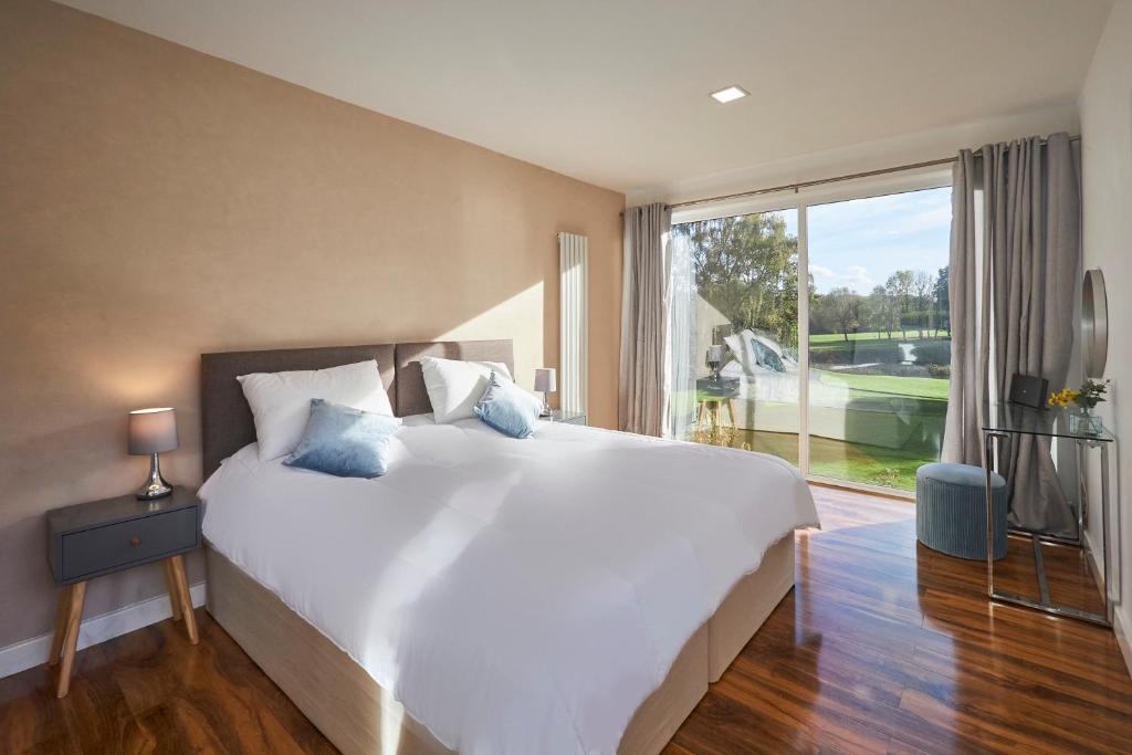 欣克利Host & Stay - The Fairway的一间卧室设有一张大床和一个大窗户