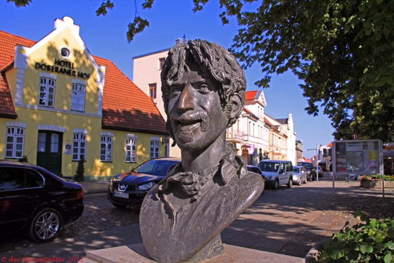 巴特多布兰多布哈纳霍夫酒店的街上一个男人的雕像
