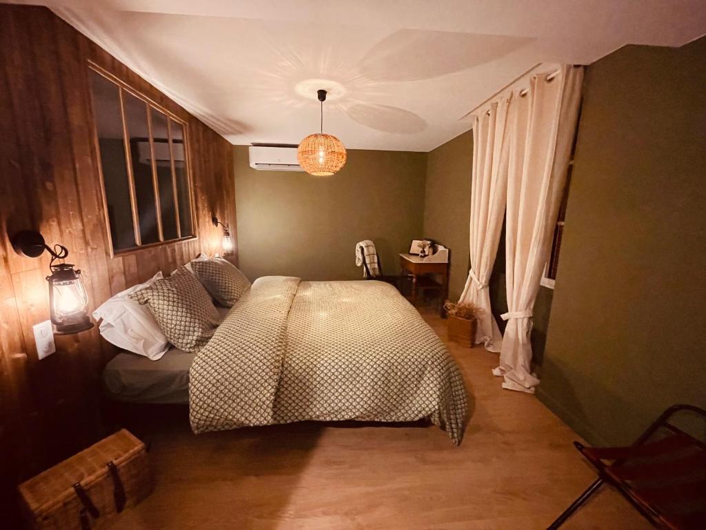 莫斯LA CABANE AFFRANCHIE的一间卧室配有一张床和被子