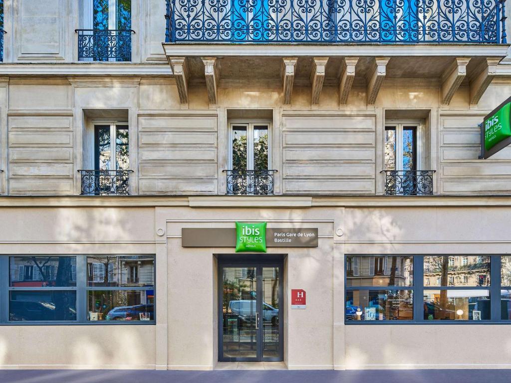 巴黎Ibis Styles Hotel Paris Gare de Lyon Bastille的前面有标志的建筑