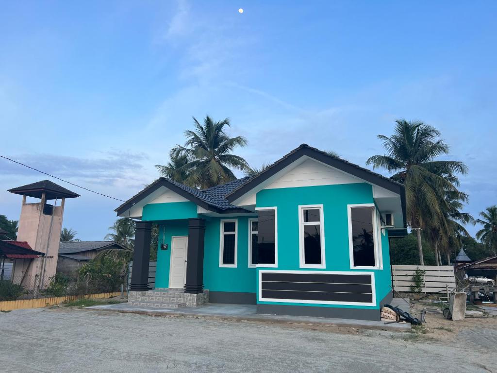 Kampung RajaWAJA Homestay的蓝色的小房子