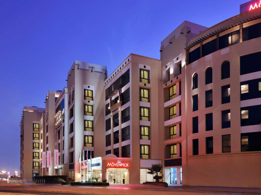 迪拜莫凡彼埃尔玛扎迪拜公寓式酒店的夜城两座高楼
