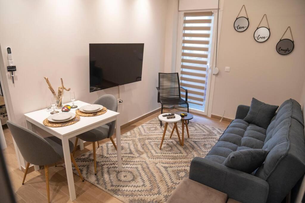 亚历山德鲁波利斯Ivi's Home Alexandroupoli的客厅配有沙发和桌子